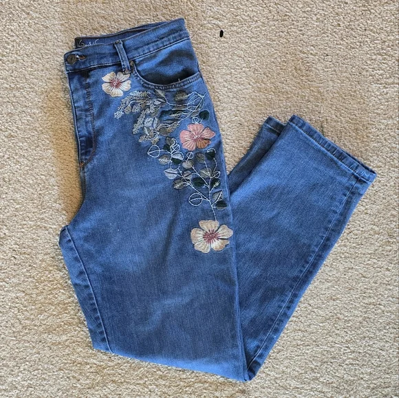Gloria Vanderbilt Amanda style jeans with floral Embridered design. - Picture 1 of 6